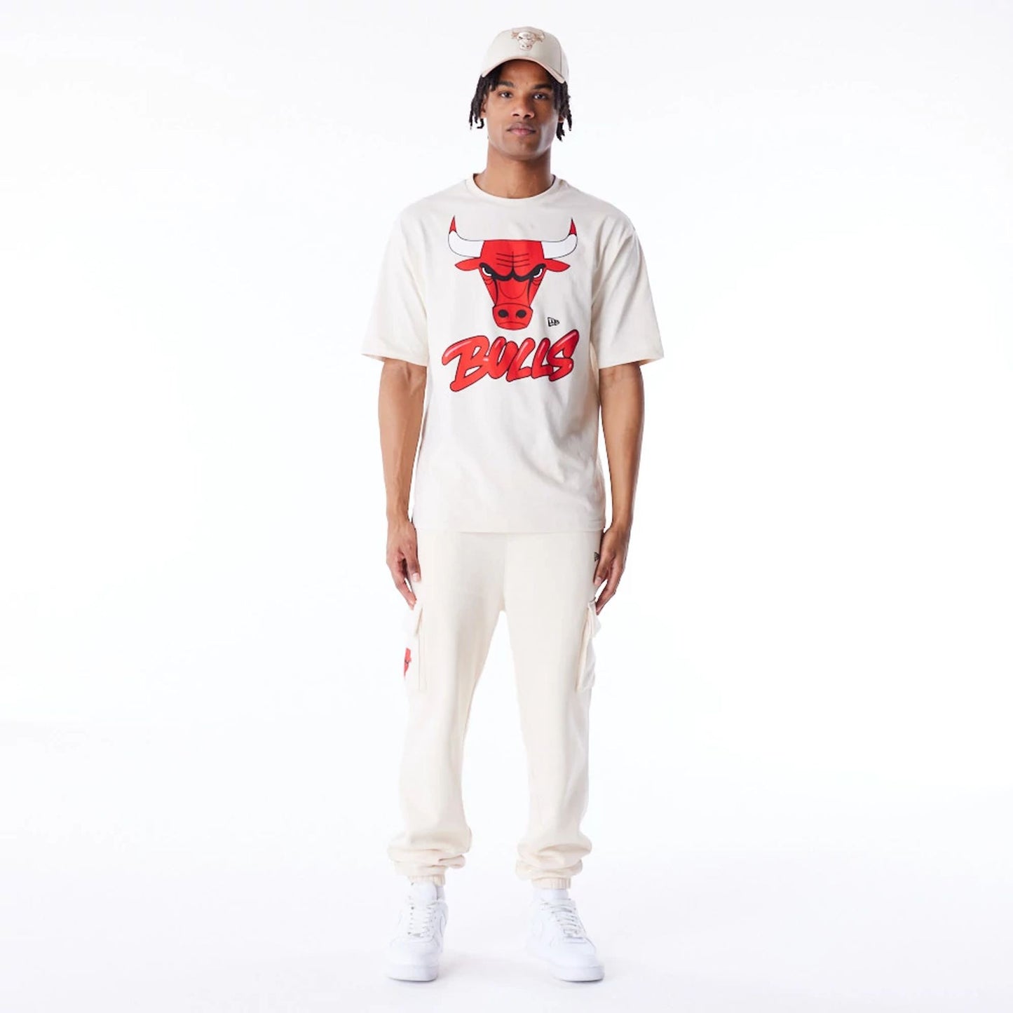 The Male model is wearing Chicago Bulls NBA Wordmark Stone Oversized T-Shirt 6