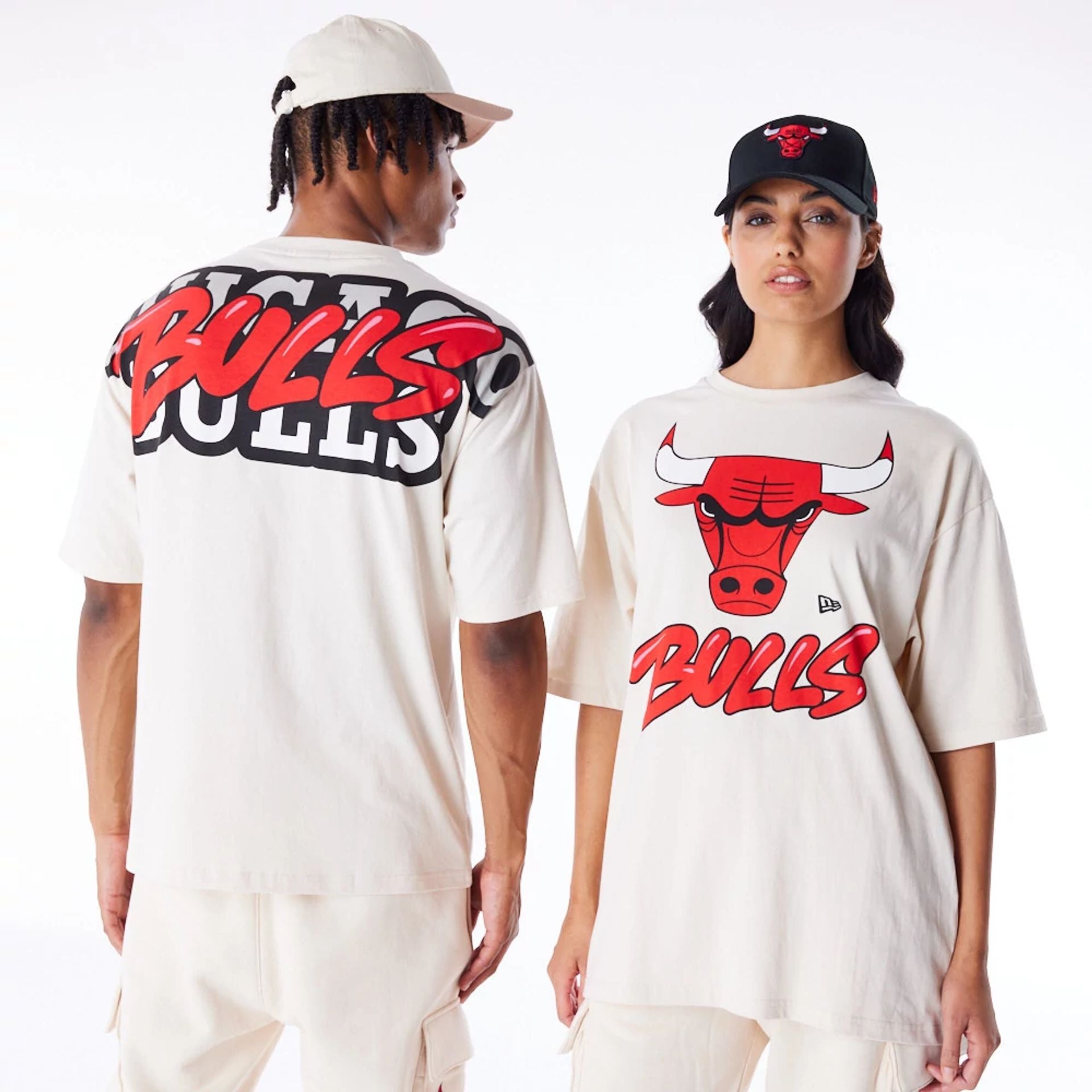 The Male model is wearing Chicago Bulls NBA Wordmark Stone Oversized T-Shirt 1