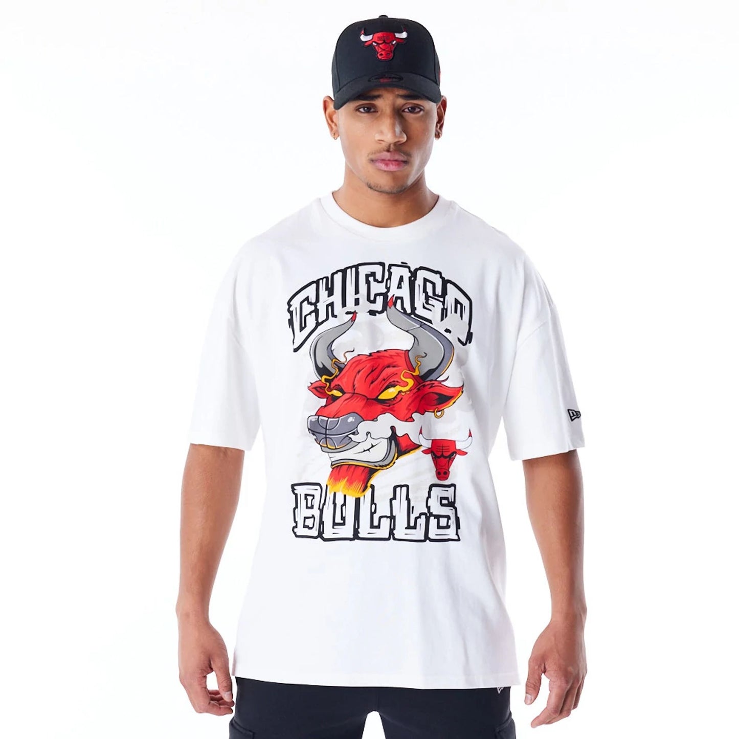 The Male model is wearing Chicago Bulls Graphic White Drop Shoulder T-Shirt 1