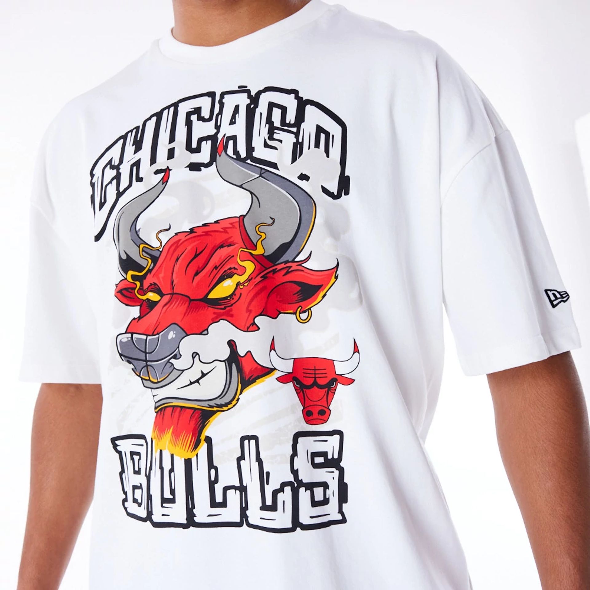 The Male model is wearing Chicago Bulls Graphic White Drop Shoulder T-Shirt 4