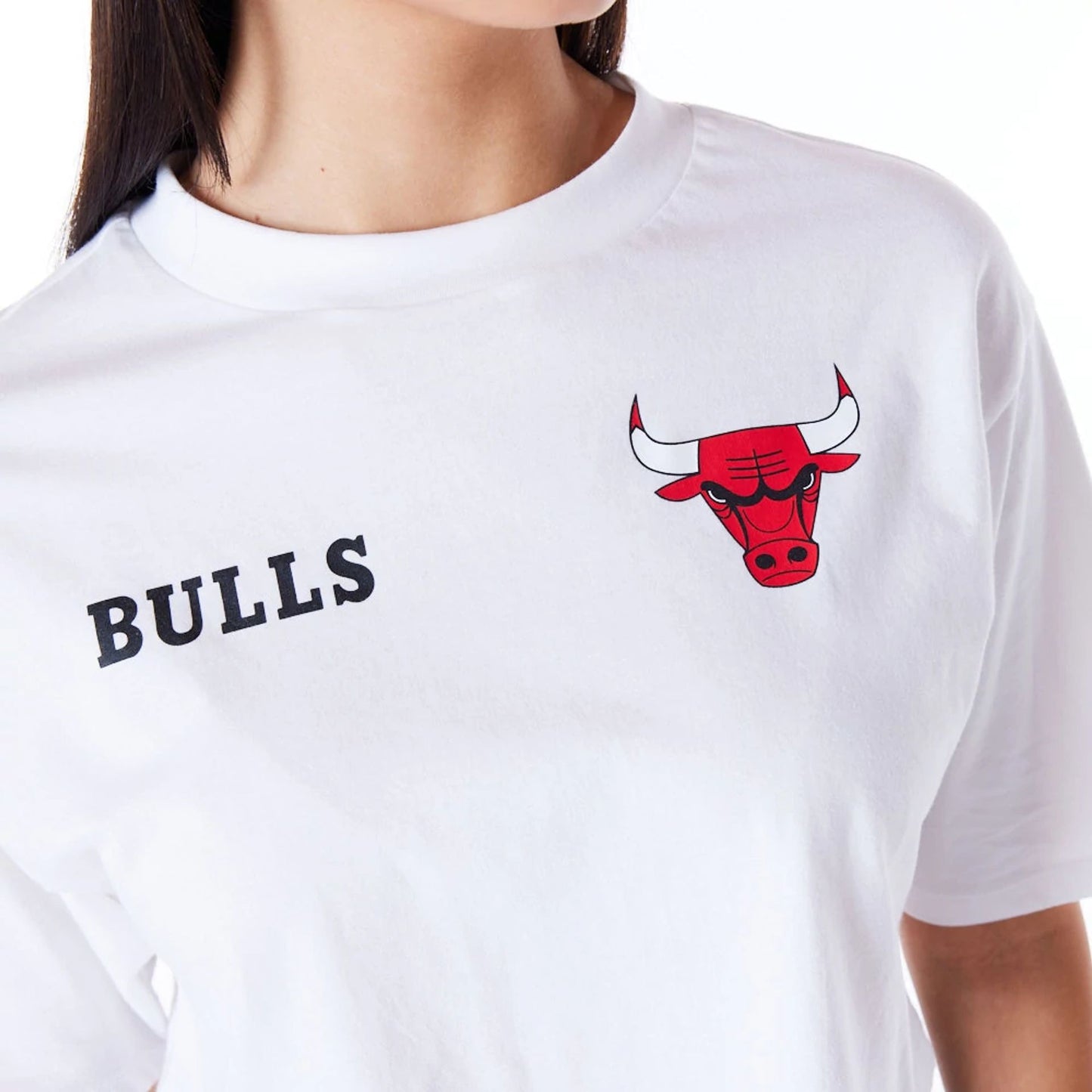 The Female model is wearing Chicago Bulls Womens NBA Team Logo Wordmark White Crop T-Shirt 4