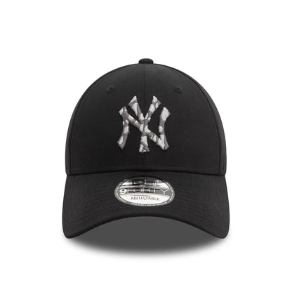 This is a New York Yankees Seasonal Infill Black 9FORTY Adjustable Cap 2