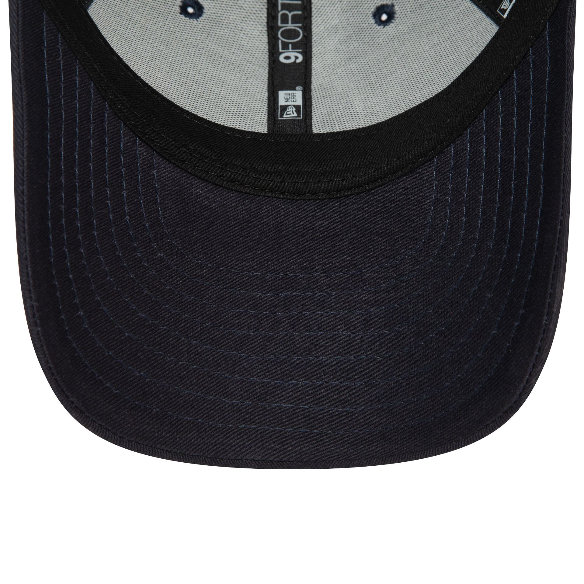 This is a New York Yankees Youth Contrast Khaki 9FORTY Adjustable Cap 3