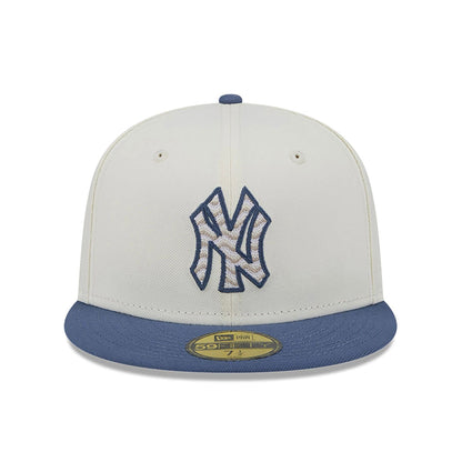 This is a New York Yankees Wavy Chainstitch White 59FIFTY Fitted Cap 3