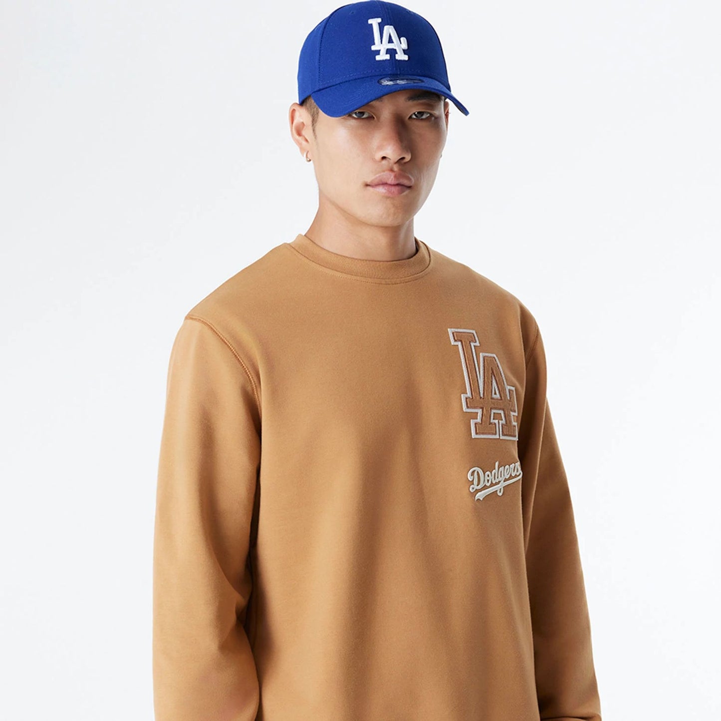 The Male model is wearing LA Dodgers MLB Logo Select Beige Crew Neck Sweater 6