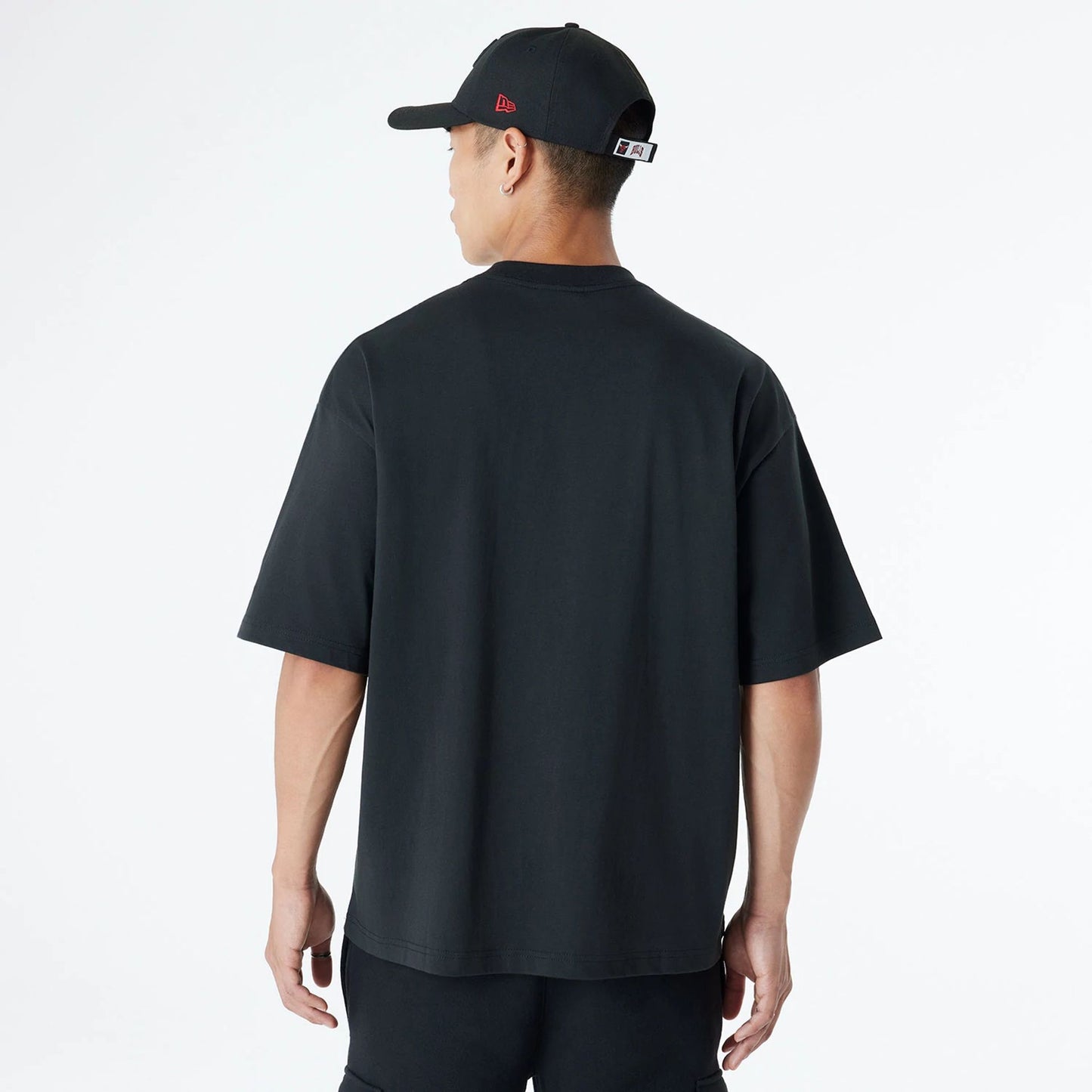 The Male model is wearing Chicago Bulls Oversized Essential Black Oversized T-Shirt 2