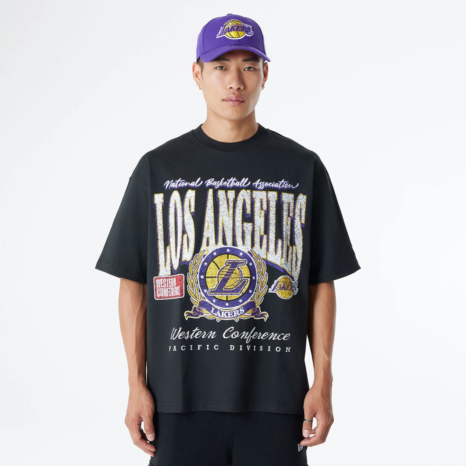 The Male model is wearing LA Lakers Oversized Essential Black Oversized T-Shirt 1