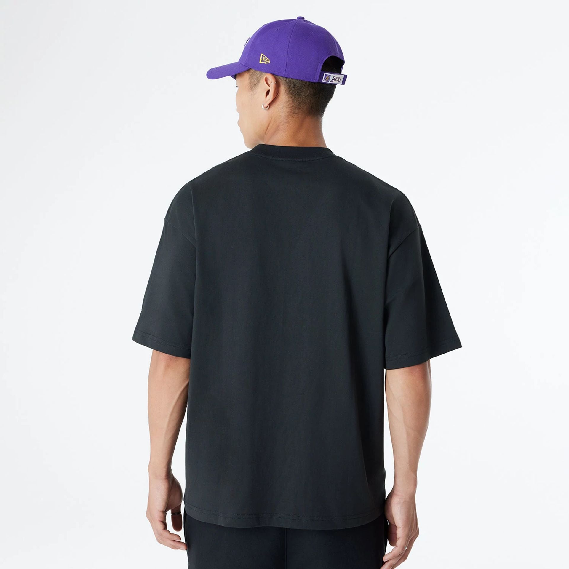 The Male model is wearing LA Lakers Oversized Essential Black Oversized T-Shirt 2