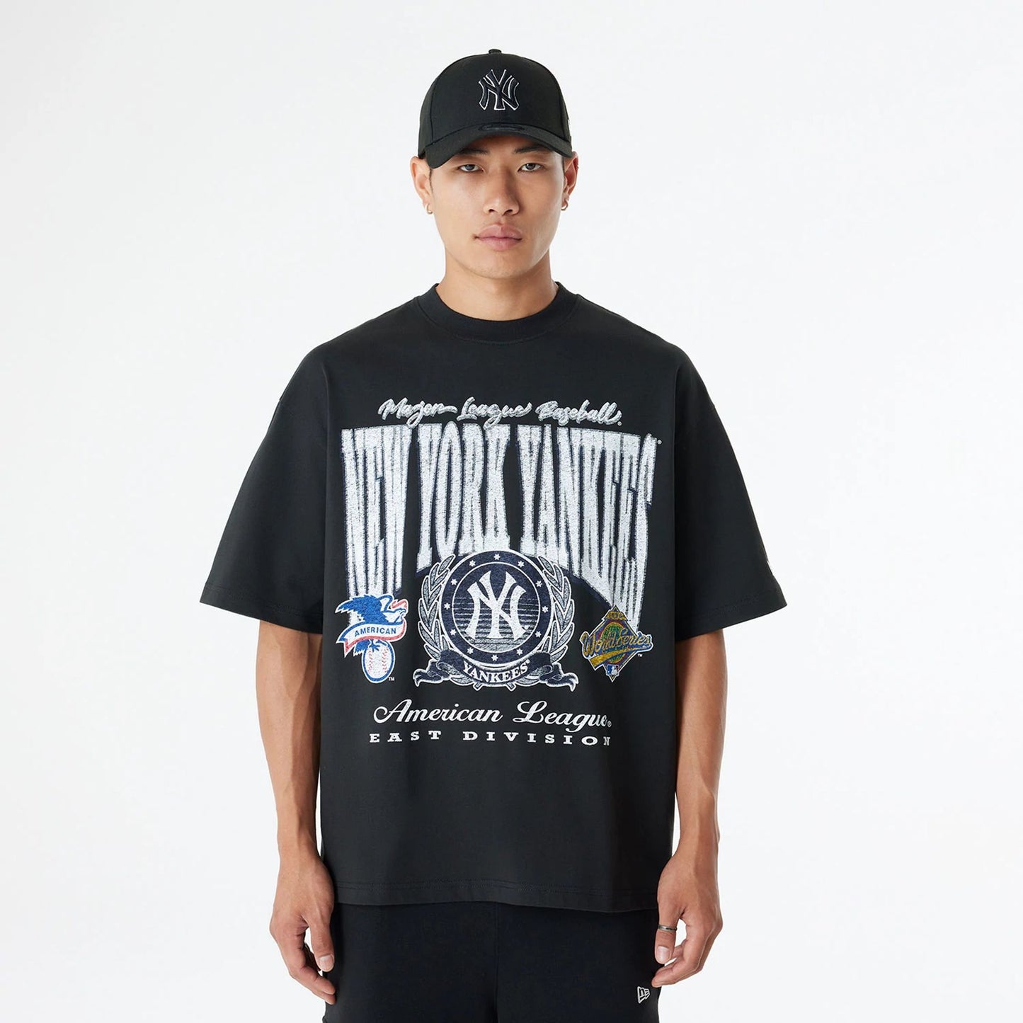 The Male model is wearing New York Yankees Oversized Essential Black Oversized T-Shirt 1