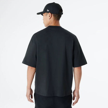 The Male model is wearing New York Yankees Oversized Essential Black Oversized T-Shirt 2