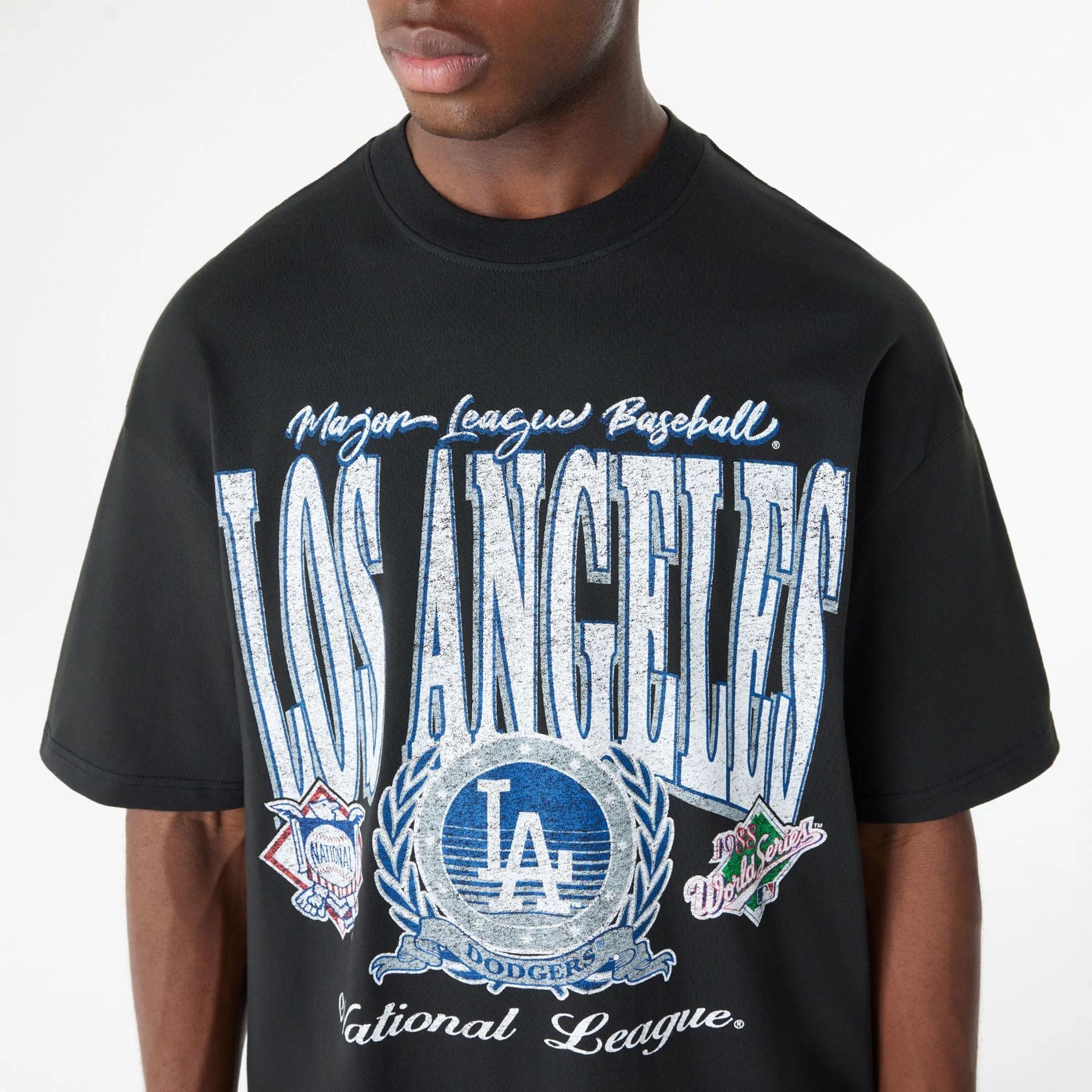 The Male model is wearing LA Dodgers Oversized Essential Black Oversized T-Shirt 3