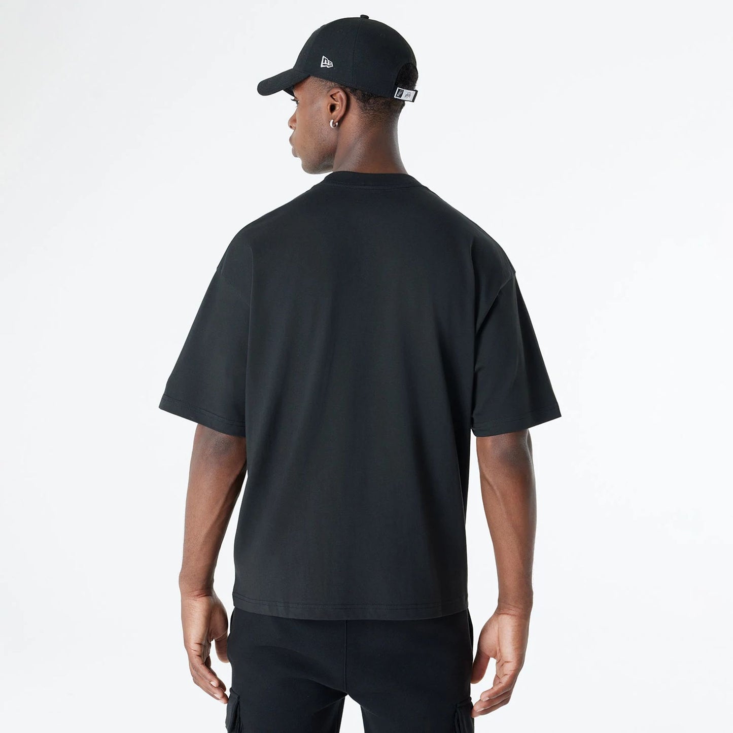 The Male model is wearing San Antonio Spurs Oversized Essential Black Oversized T-Shirt 2