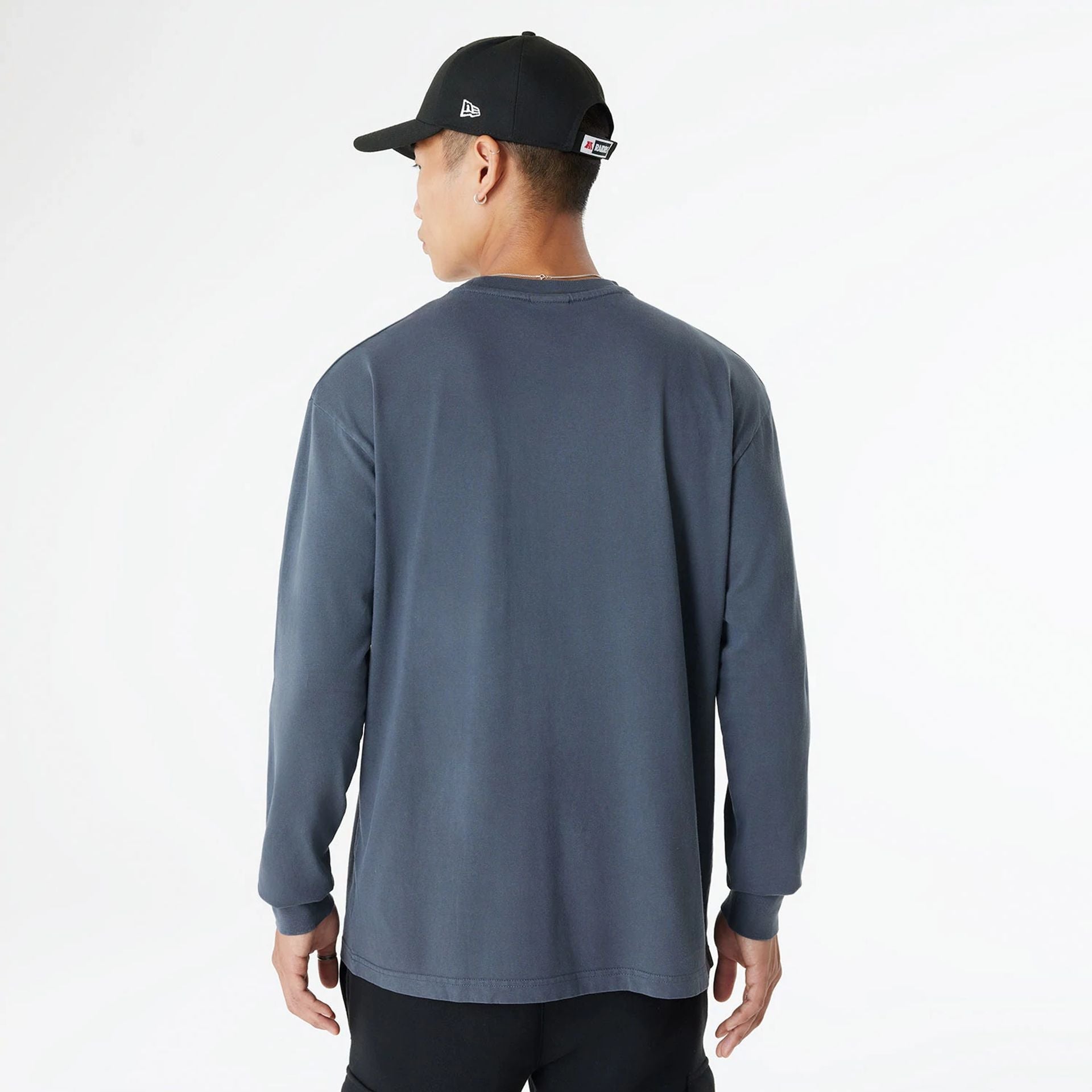 The Male model is wearing Las Vegas Raiders Oversized Essential Dark Grey Oversized Long Sleeve T-Shirt 2