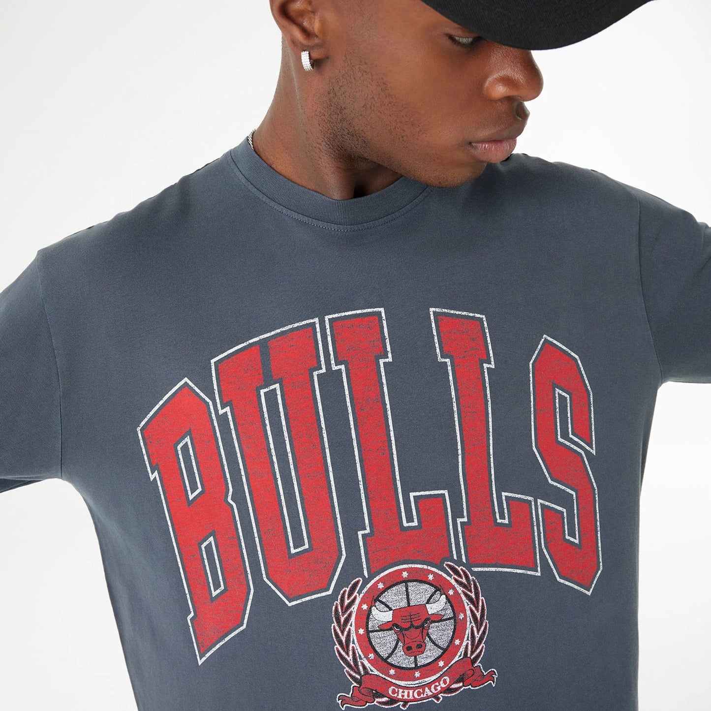 The Male model is wearing Chicago Bulls Oversized Essential Black Oversized Long Sleeve T-Shirt 5