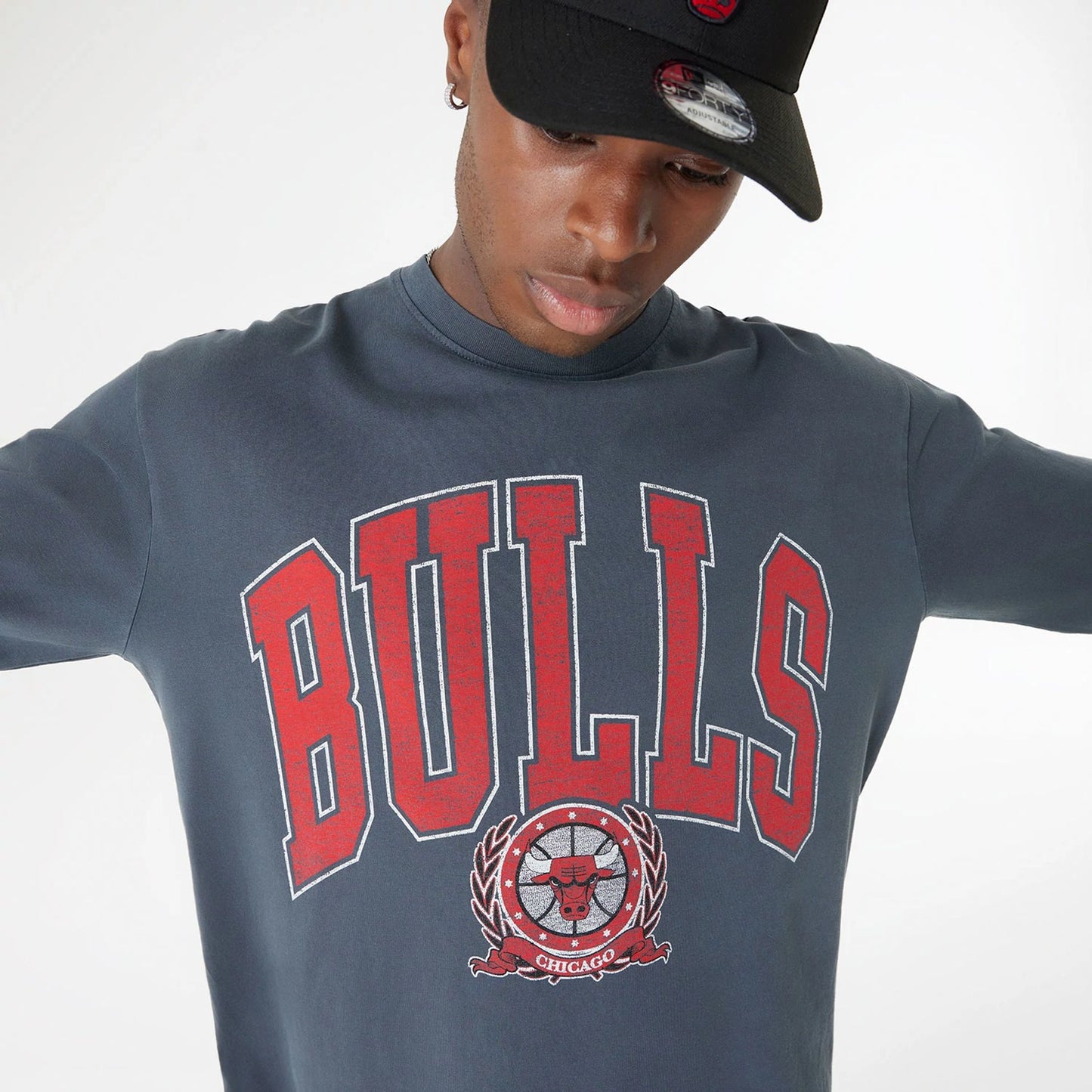 The Male model is wearing Chicago Bulls Oversized Essential Black Oversized Long Sleeve T-Shirt 6