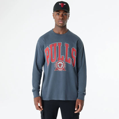 The Male model is wearing Chicago Bulls Oversized Essential Black Oversized Long Sleeve T-Shirt 1