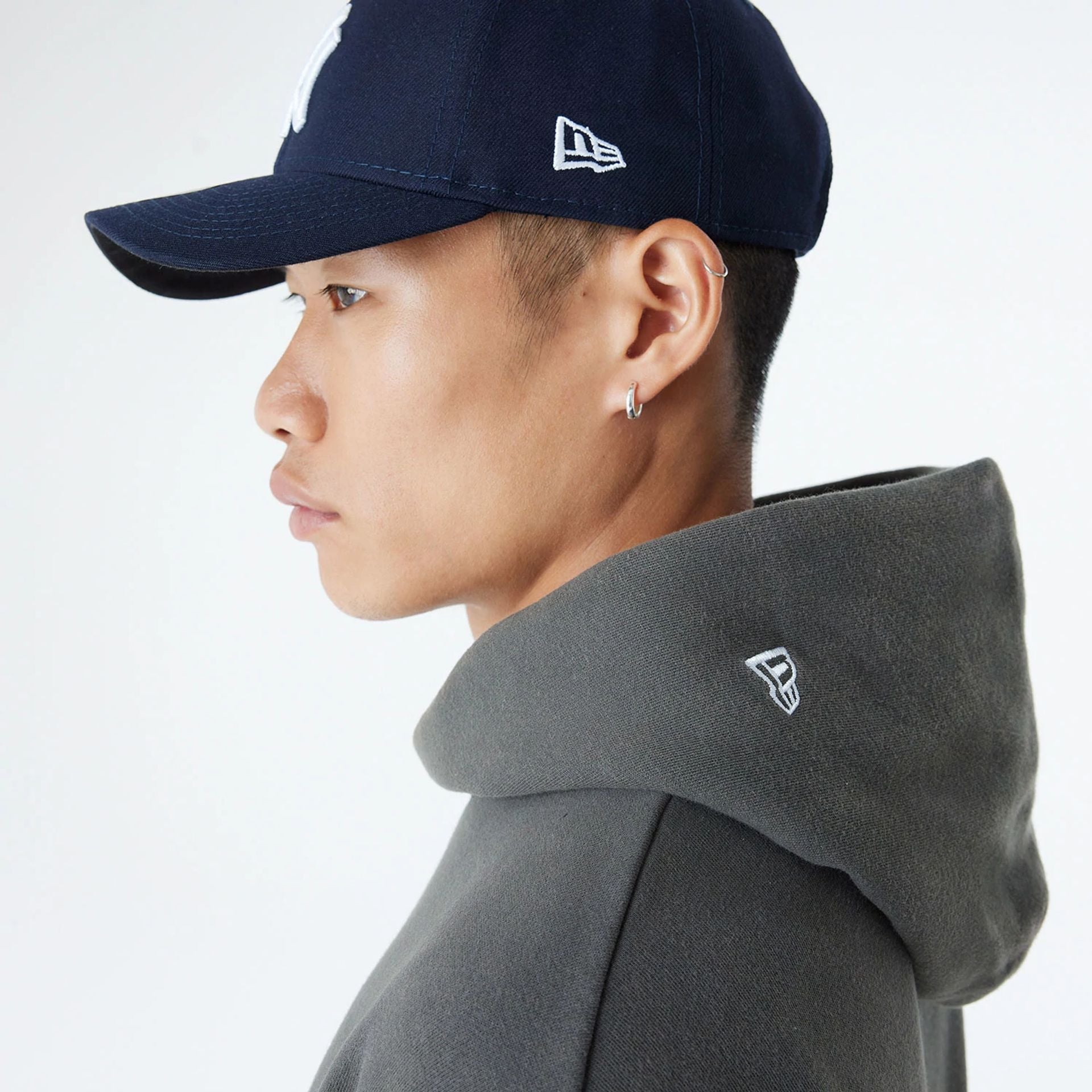 The Male model is wearing New York Yankees Oversized Essential Dark Grey Oversized Pullover Hoodie 6