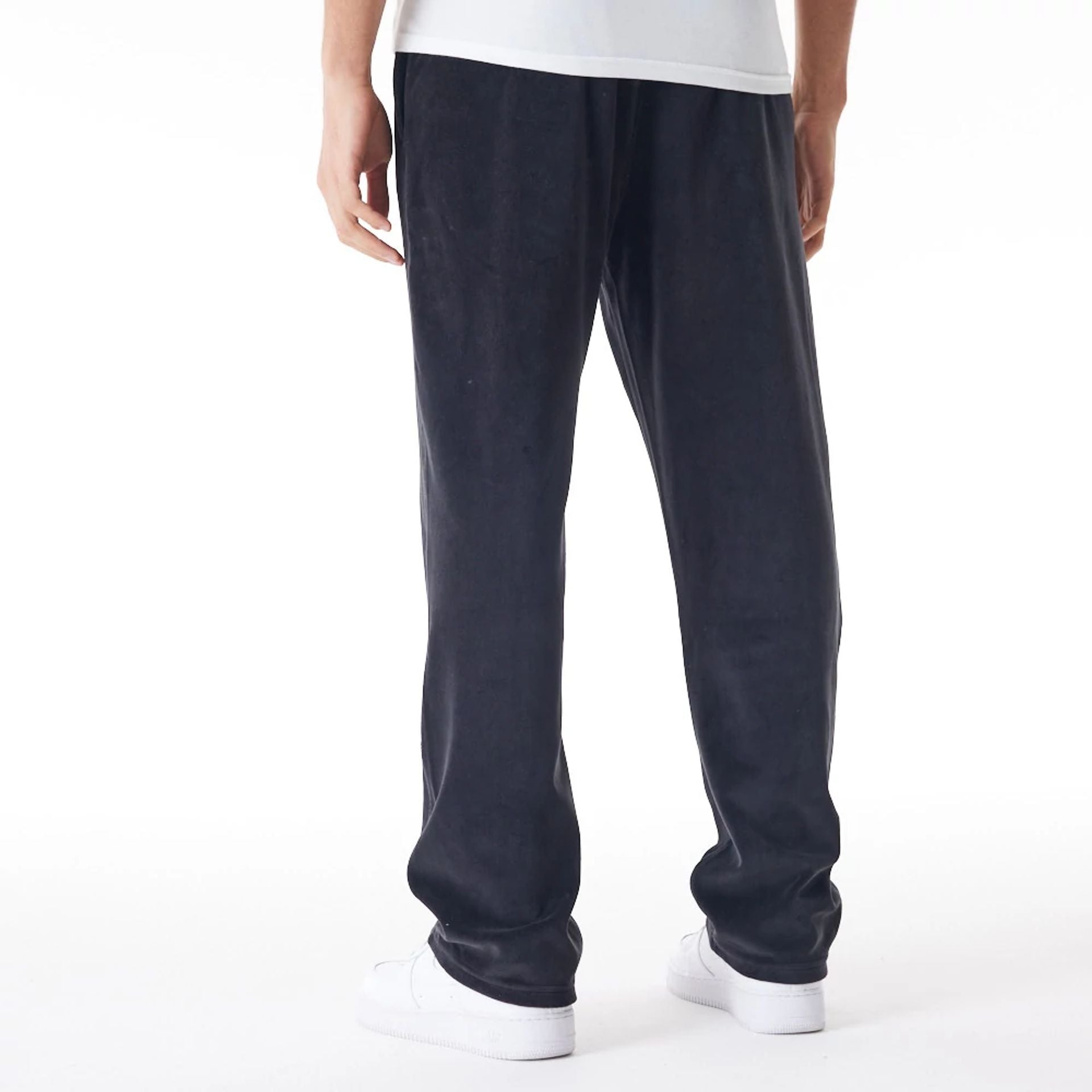 The Male model is wearing Chicago Bulls NBA Lifestyle Velour Black Track Joggers  7