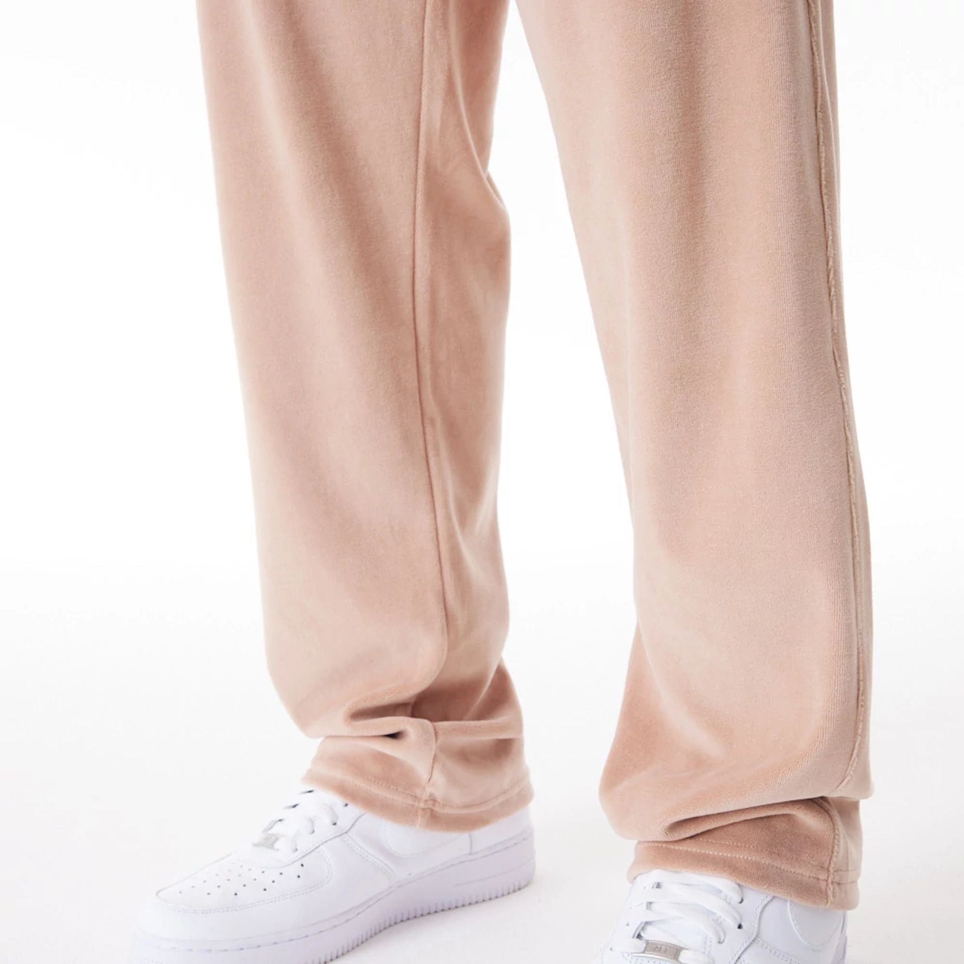 The Male model is wearing LA Lakers NBA Lifestyle Velour Beige Track Joggers  4