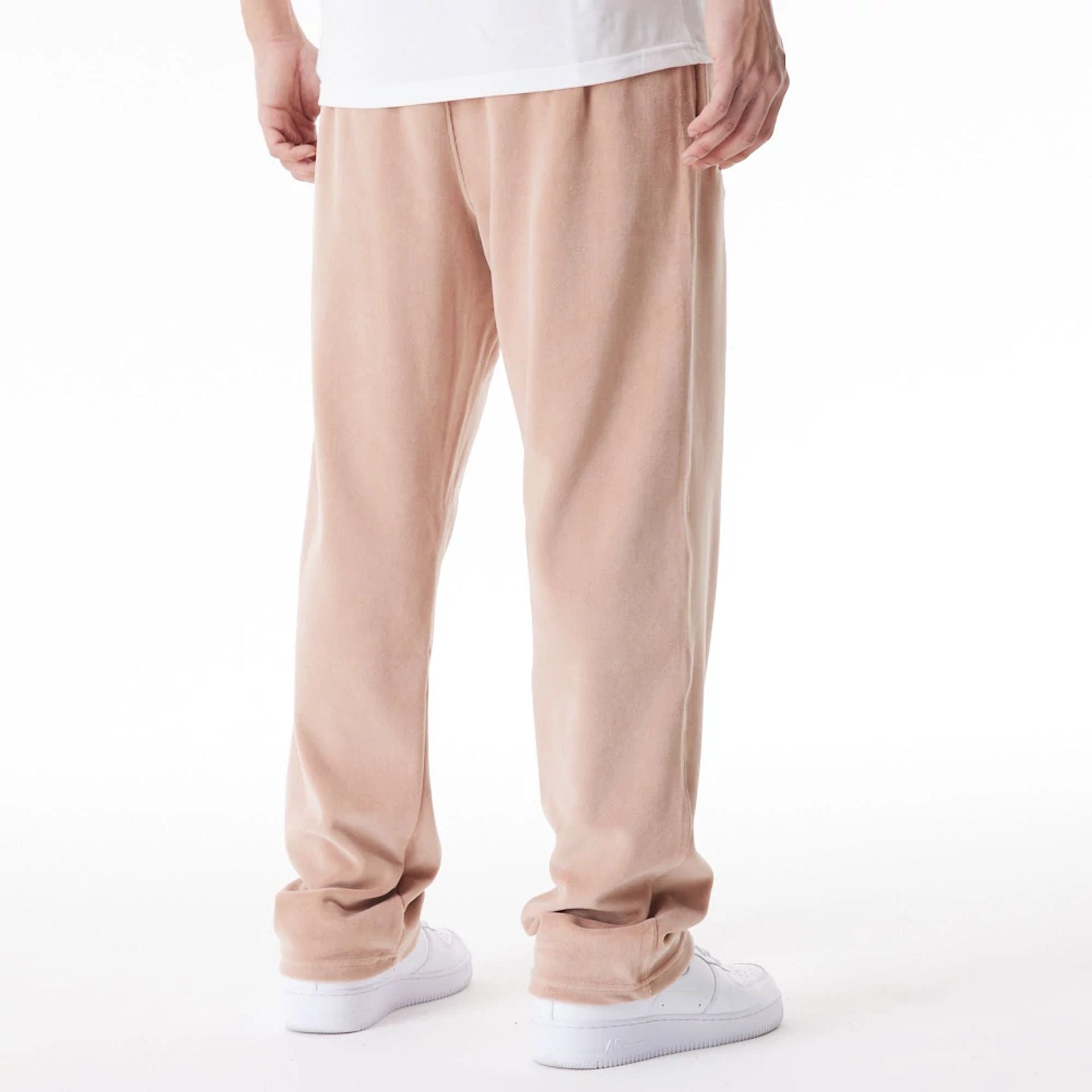 The Male model is wearing LA Lakers NBA Lifestyle Velour Beige Track Joggers  5