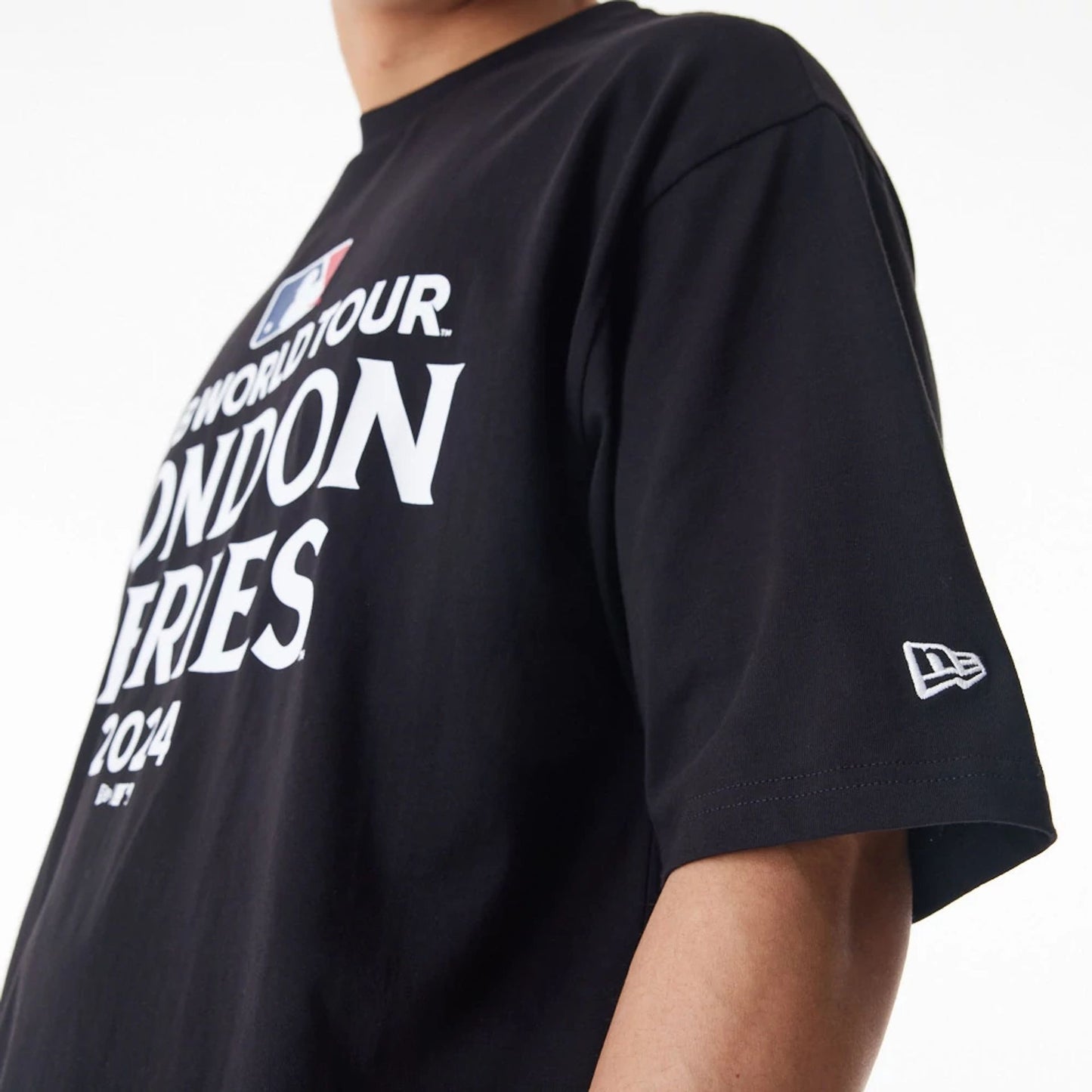 The Male model is wearing MLB Generic MLB Large Generic Black Oversized T-Shirt 3