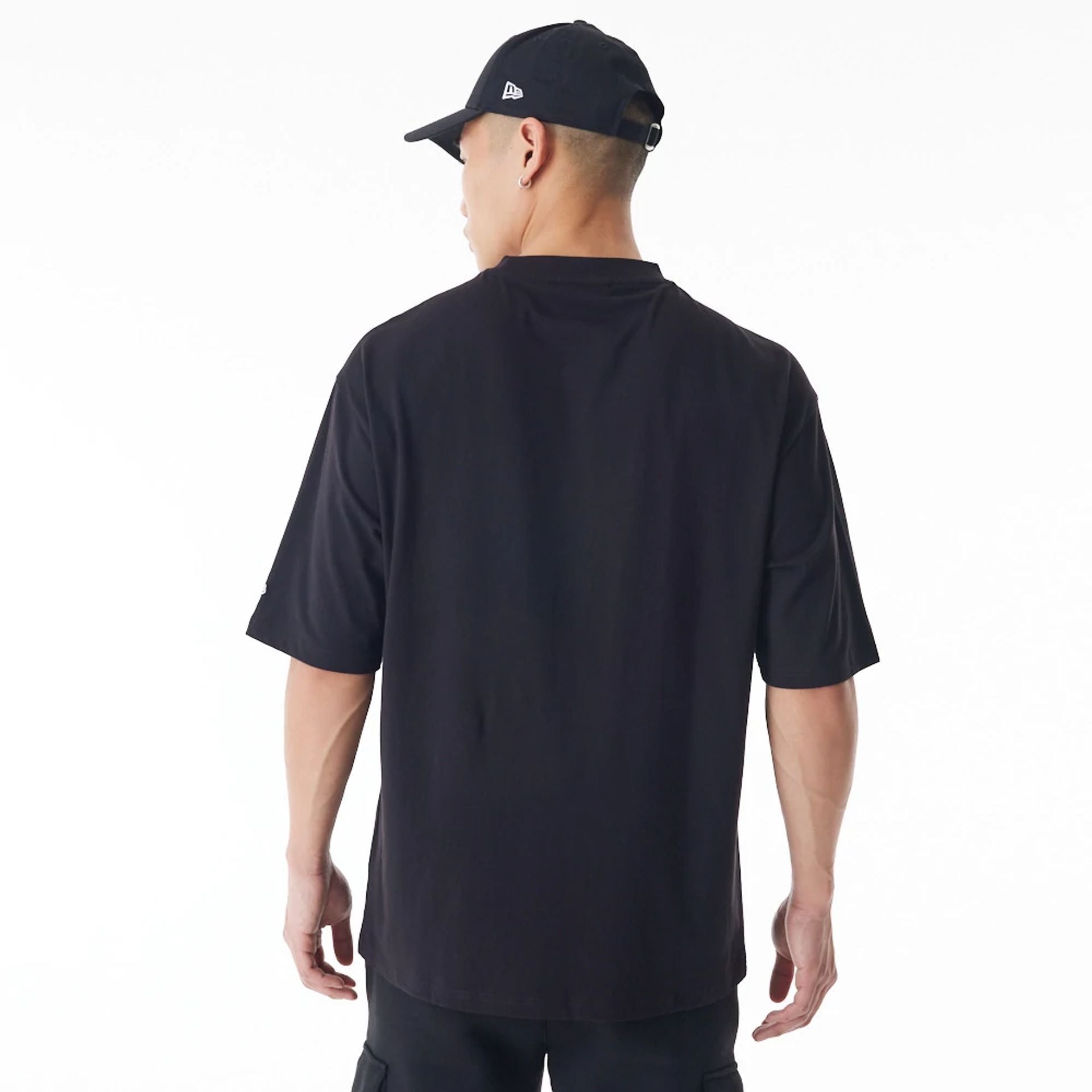 The Male model is wearing MLB Generic MLB Large Generic Black Oversized T-Shirt 5