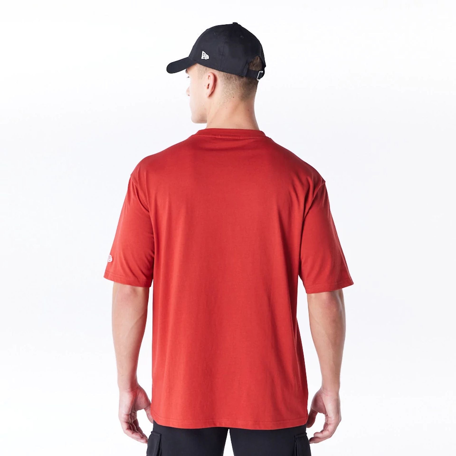 The Male model is wearing LA Lakers League Essential Red Oversized T-Shirt  2