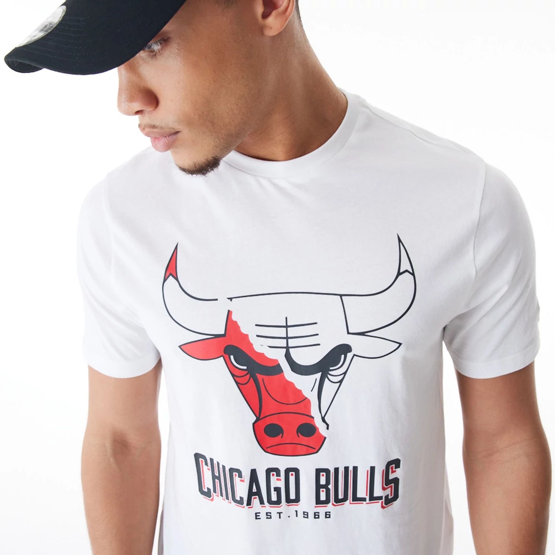 The Male model is wearing Chicago Bulls NBA Logo Graphic White T-Shirt 2