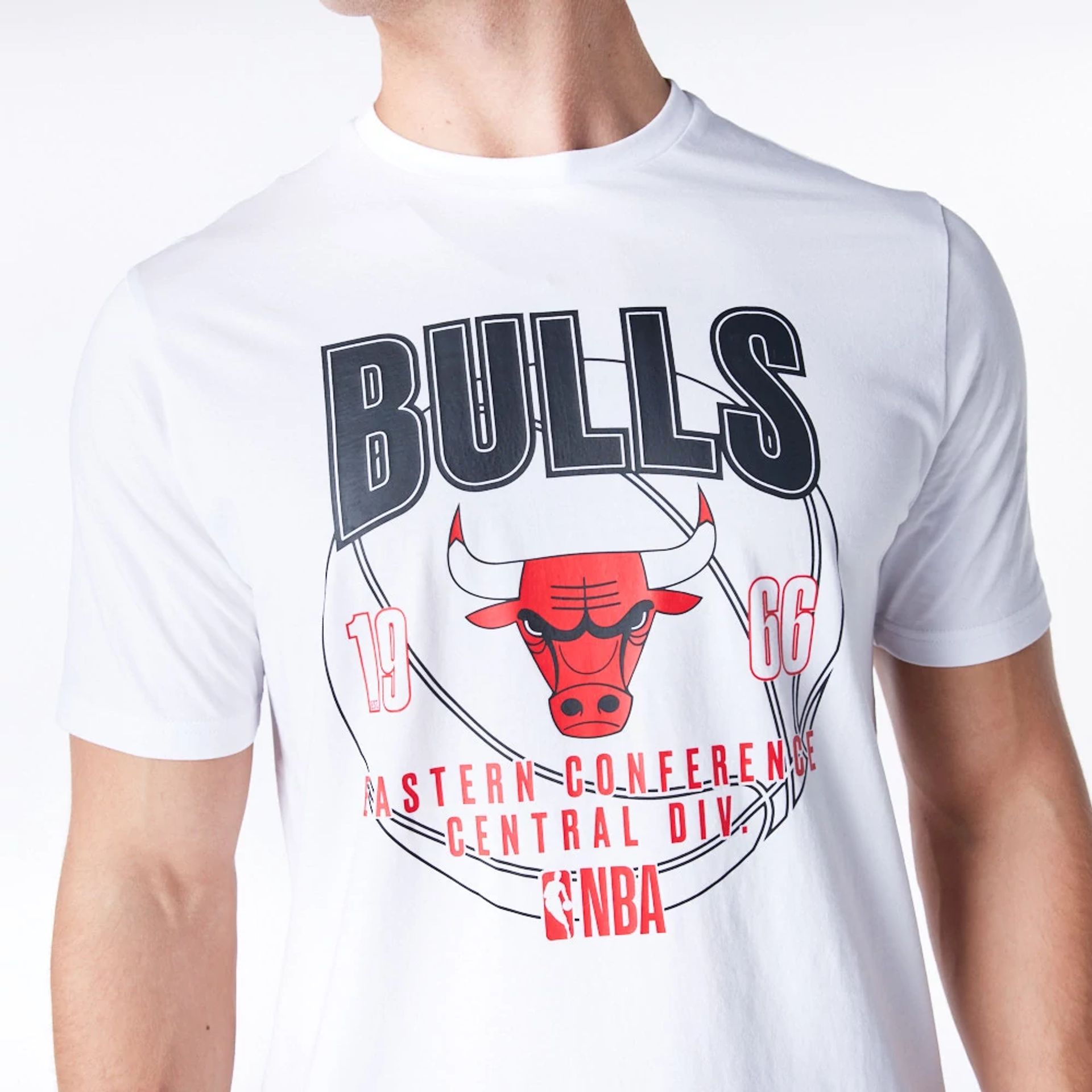 The Male model is wearing Chicago Bulls NBA Wordmark Graphic White T-Shirt 2