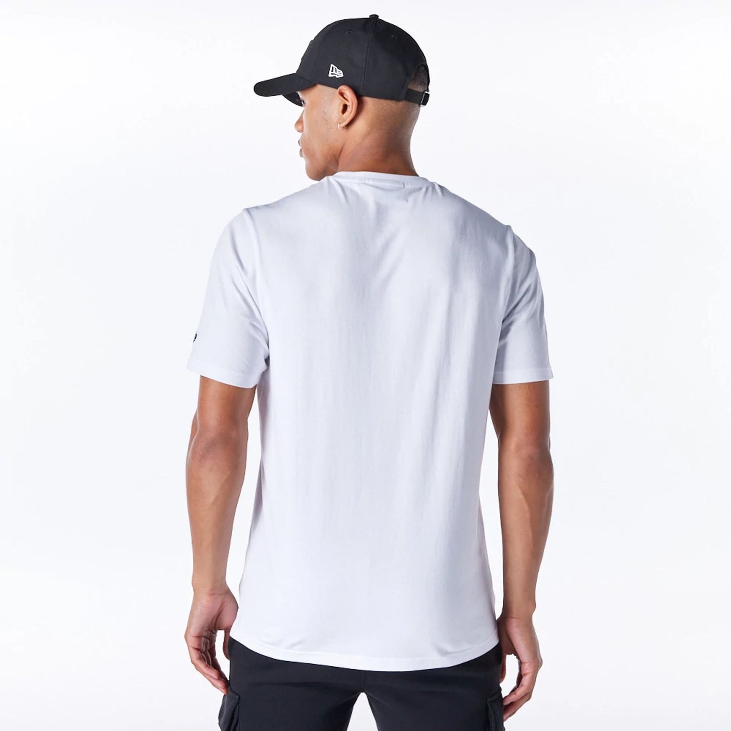 The Male model is wearing New York Yankees MLB Team Logo Graphic White T-Shirt 5