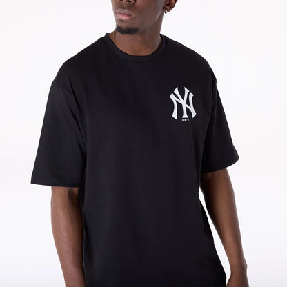 The Male model is wearing New York Yankees MLB Floral Graphic Black Oversized T-Shirt 4