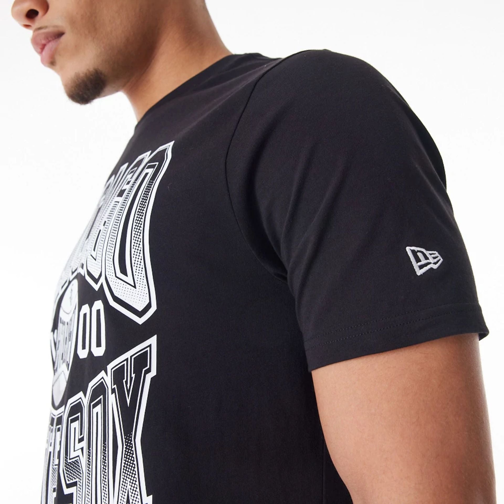 The Male model is wearing Chicago White Sox MLB Gradient Graphic Black T-Shirt  4