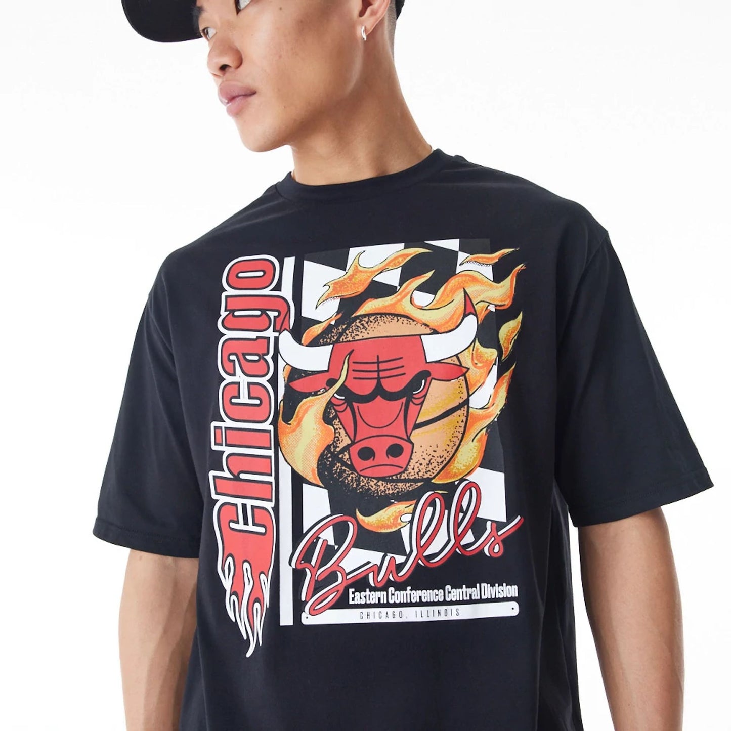 The Male model is wearing Chicago Bulls NBA Flame Print Black Oversized T-Shirt  5