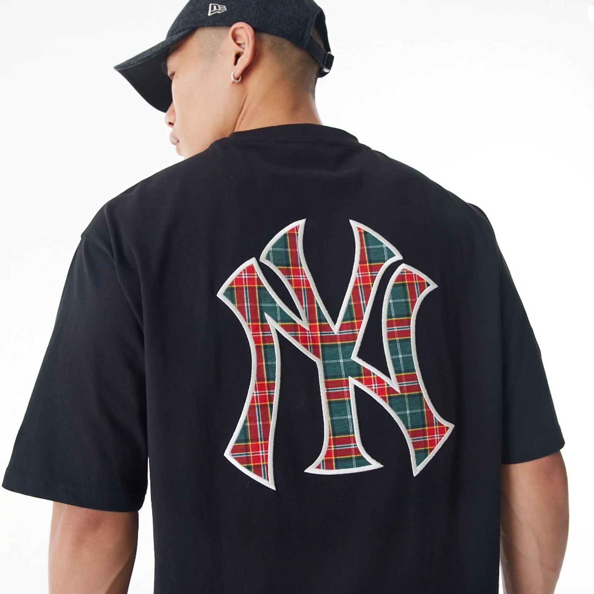 The Male model is wearing New York Yankees MLB Tartan Infill Black Oversized T-Shirt  5