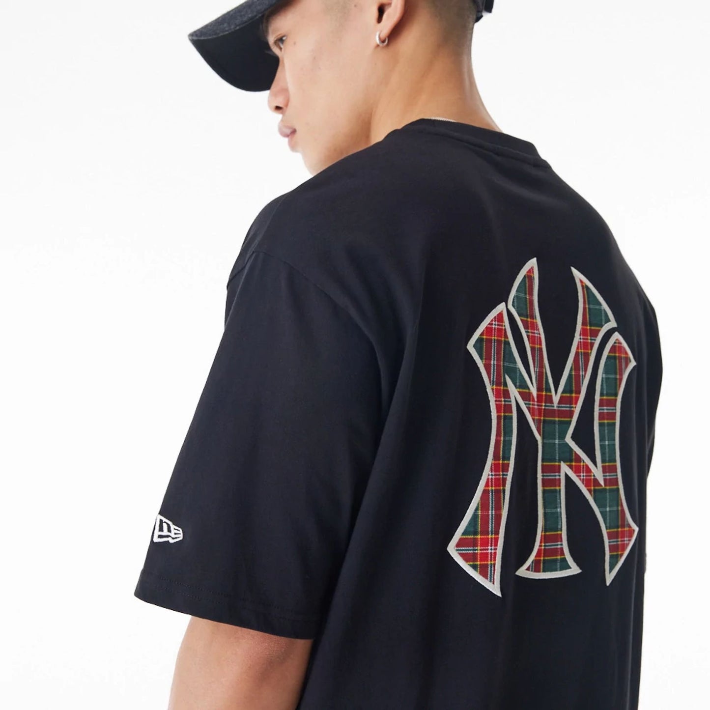 The Male model is wearing New York Yankees MLB Tartan Infill Black Oversized T-Shirt  4