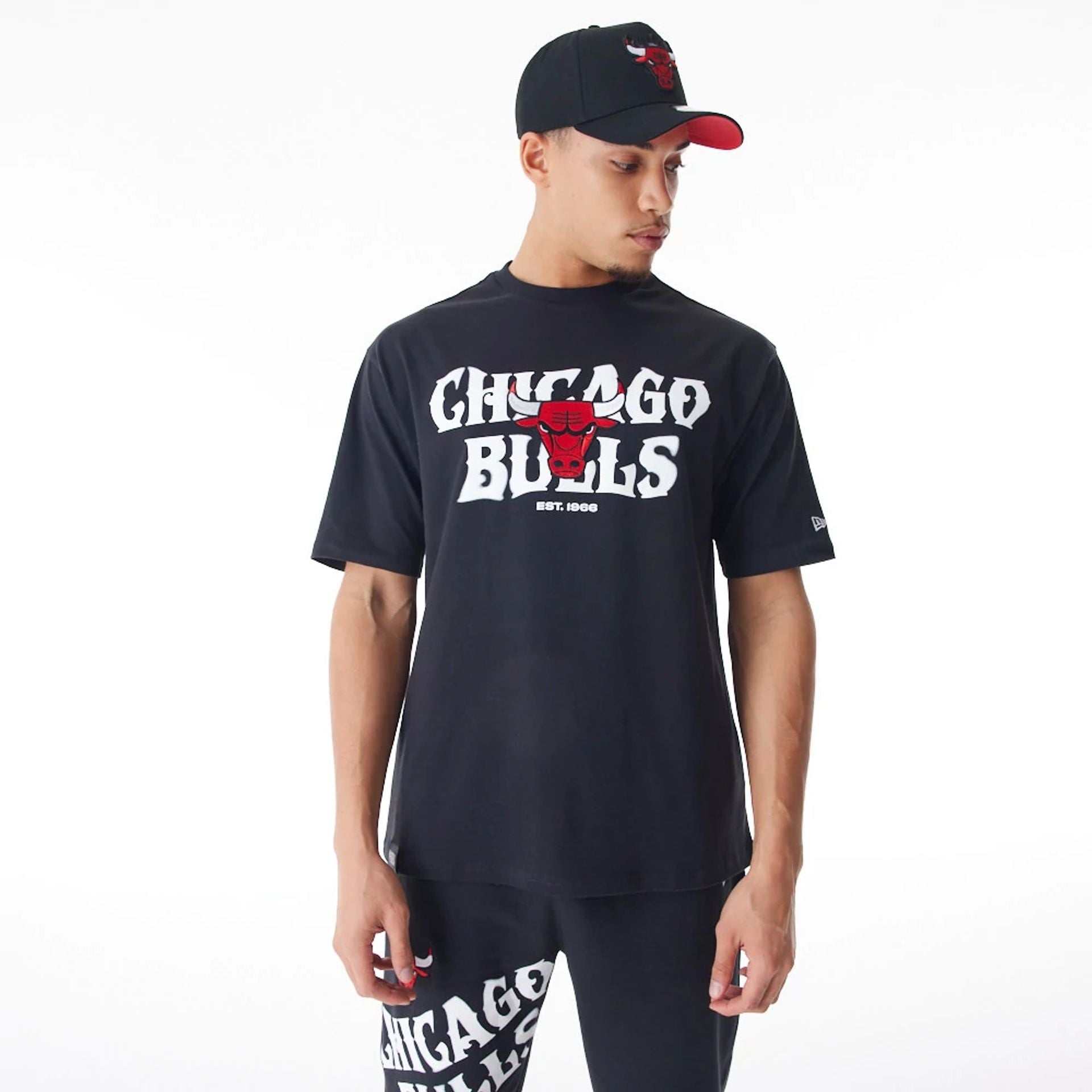 The Male model is wearing Chicago Bulls NBA Graphic Black Oversized T-Shirt  2