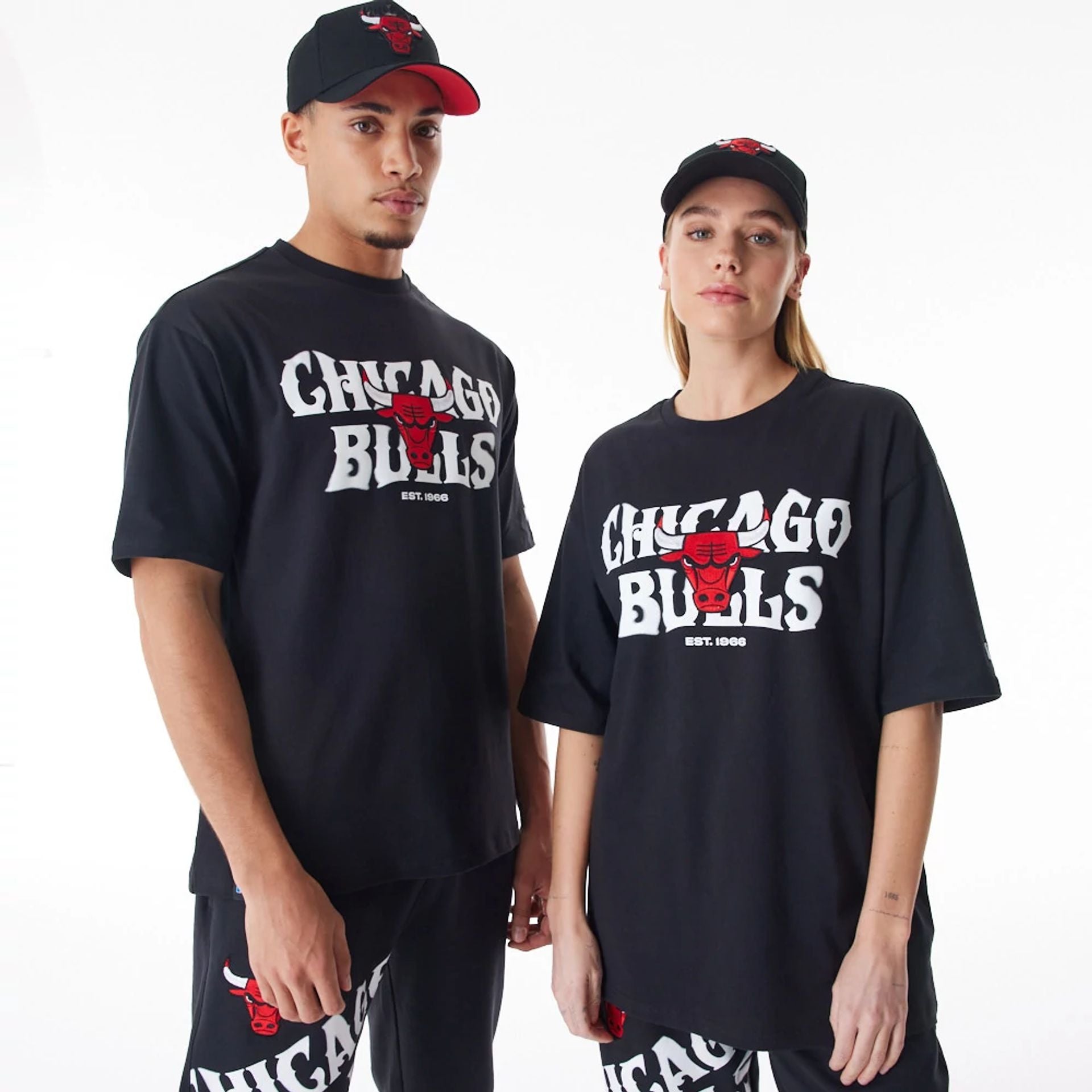 The Male model is wearing Chicago Bulls NBA Graphic Black Oversized T-Shirt  1