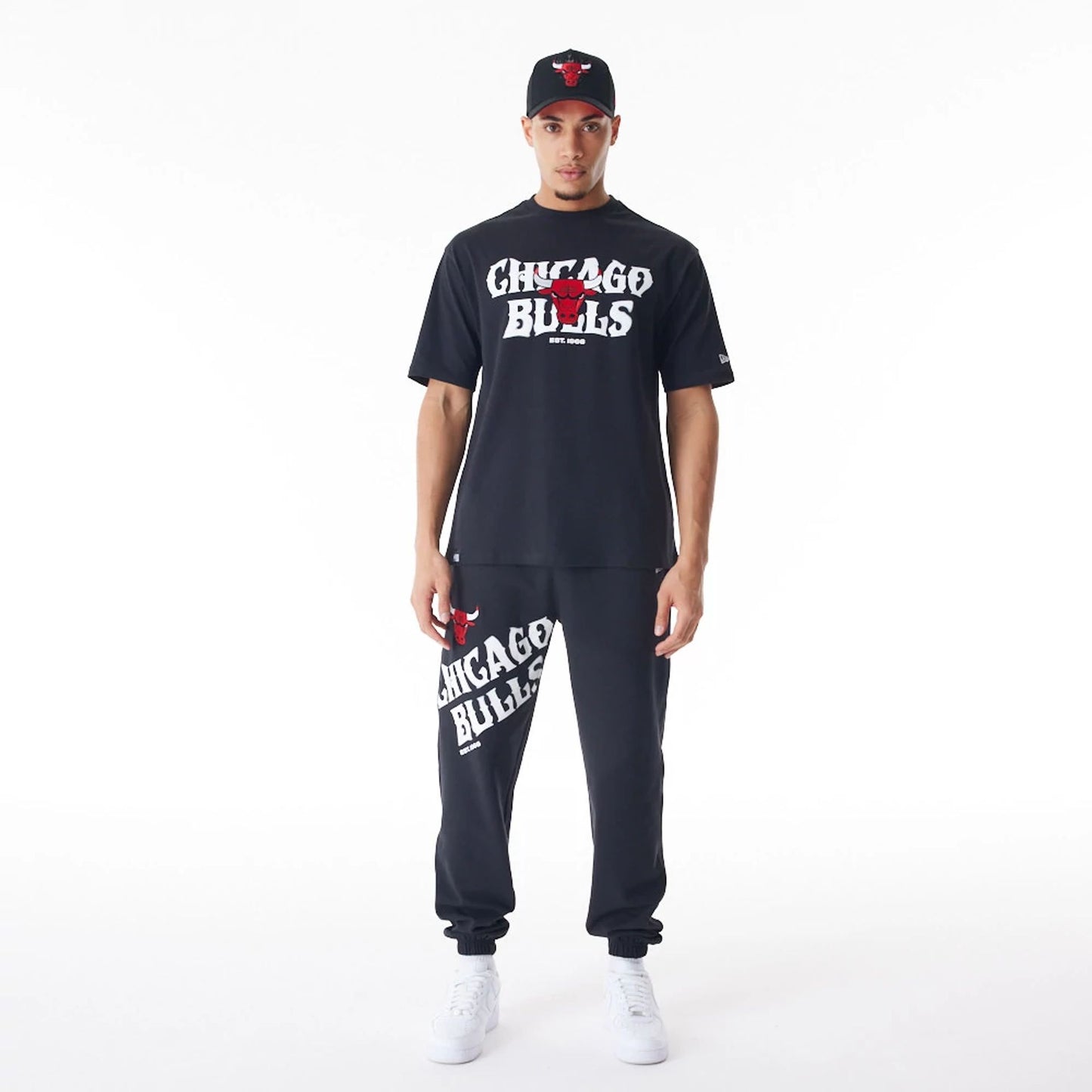 The Male model is wearing Chicago Bulls NBA Graphic Black Oversized T-Shirt  6