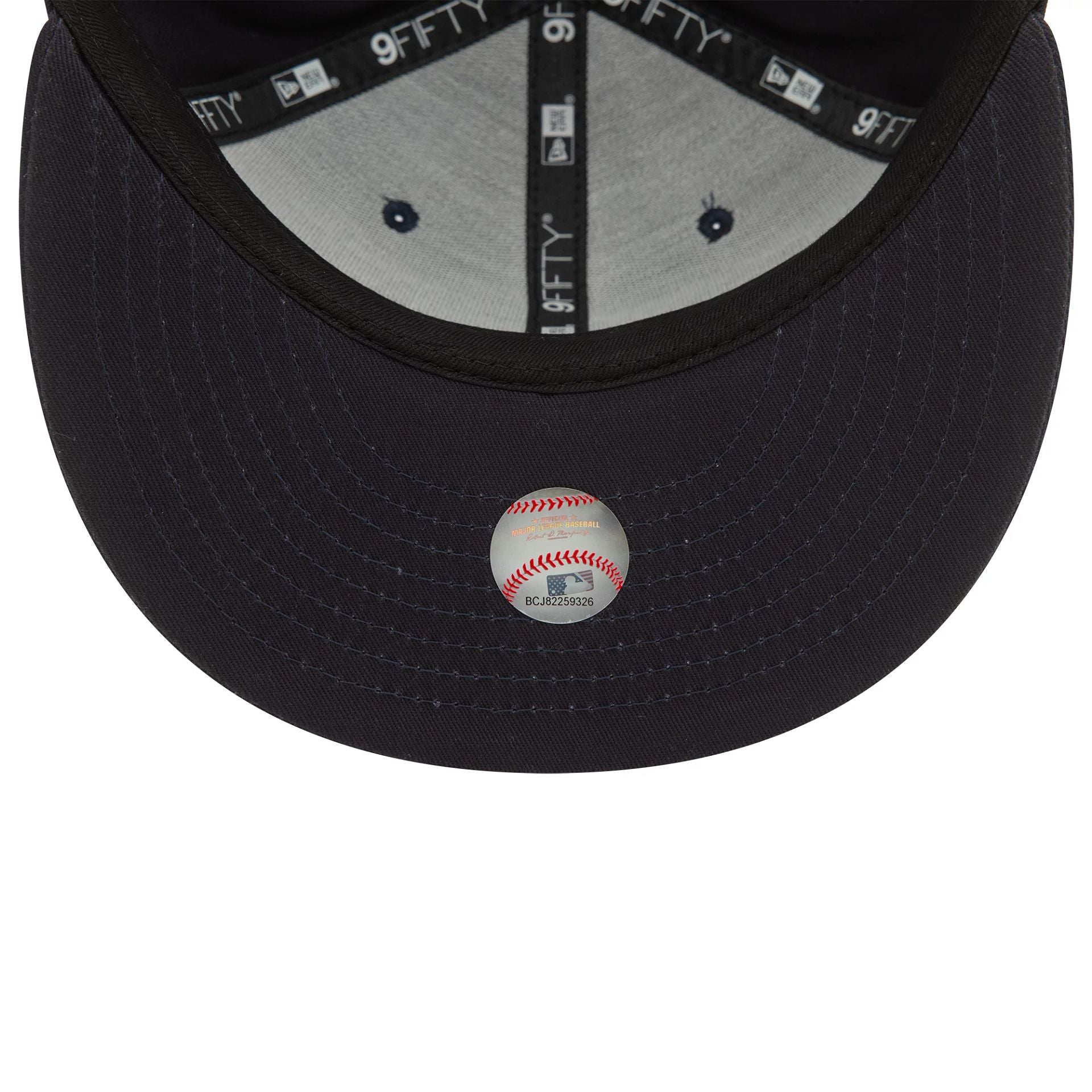 This is a New York Yankees Wordmark Patch Navy 9FIFTY Snapback Cap 6