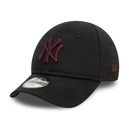 This is a New York Yankees Infant League Essential Black 9FORTY Adjustable Cap 1