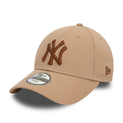 This is a New York Yankees Youth Metallic Beige 9FORTY Adjustable Cap 1