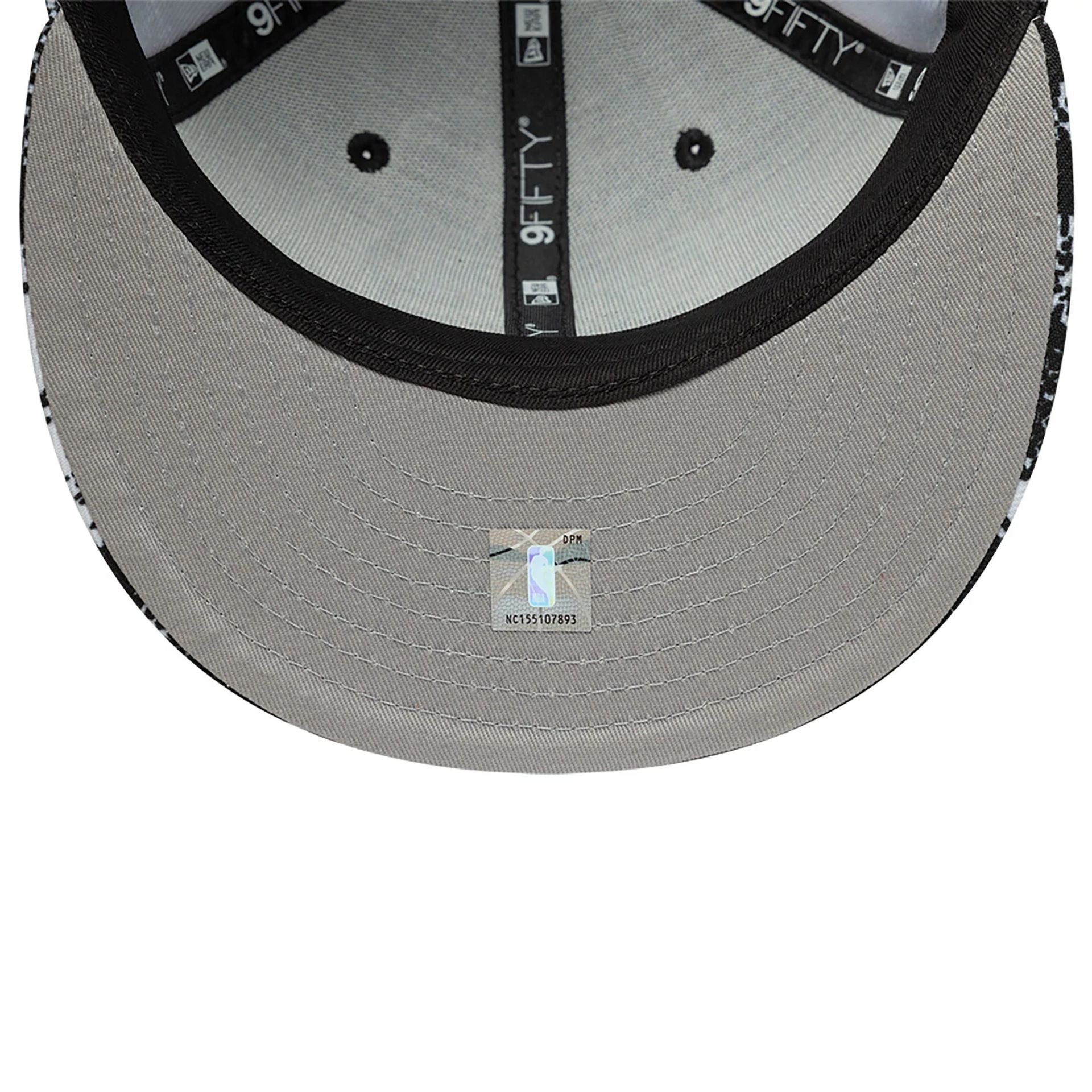 This is a Chicago Bulls NBA Tip Off White 9FIFTY Snapback Adjustable Cap 2