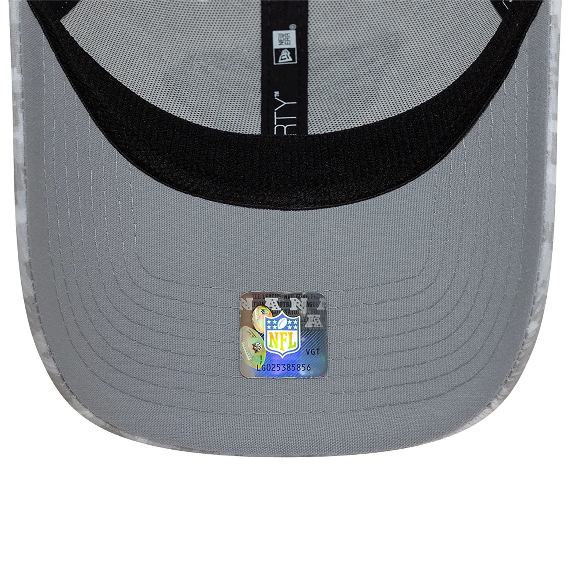 This is a Jacksonville Jaguars NFL Salute To Service 2024 White 9FORTY Stretch Snap Adjustable Cap 2