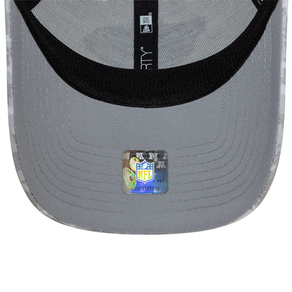 This is a Jacksonville Jaguars NFL Salute To Service 2024 White 9FORTY Stretch Snap Adjustable Cap 2