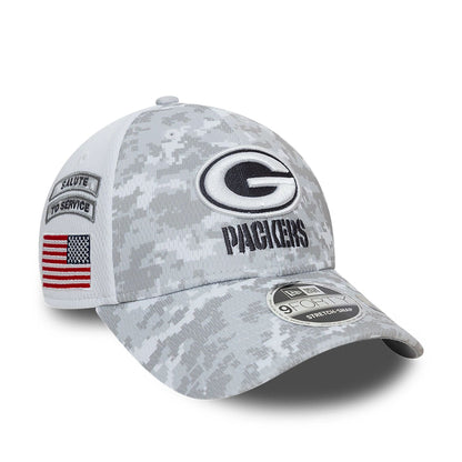 This is a Green Bay Packers NFL Salute To Service 2024 White 9FORTY Stretch Snap Adjustable Cap 1