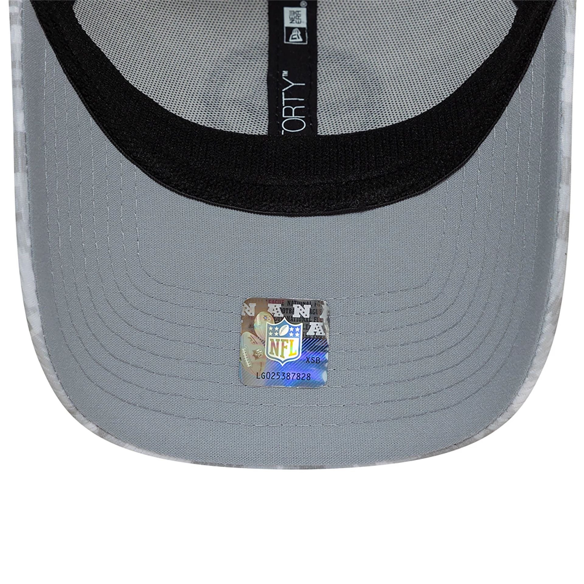 This is a Pittsburgh Steelers NFL Salute To Service 2024 White 9FORTY Stretch Snap Adjustable Cap 2