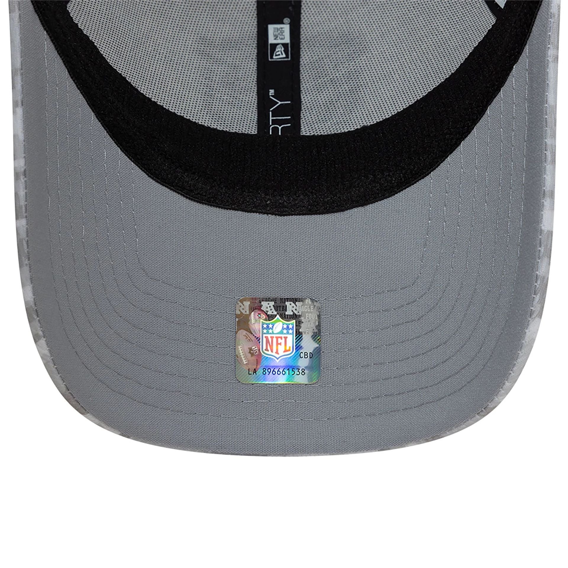 This is a Chicago Bears NFL Salute To Service 2024 White 9FORTY Stretch Snap Adjustable Cap 2