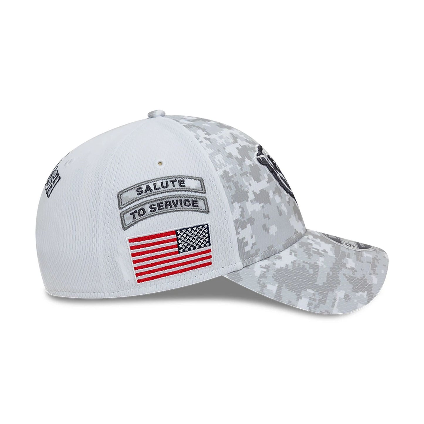 This is a Chicago Bears NFL Salute To Service 2024 White 9FORTY Stretch Snap Adjustable Cap 6