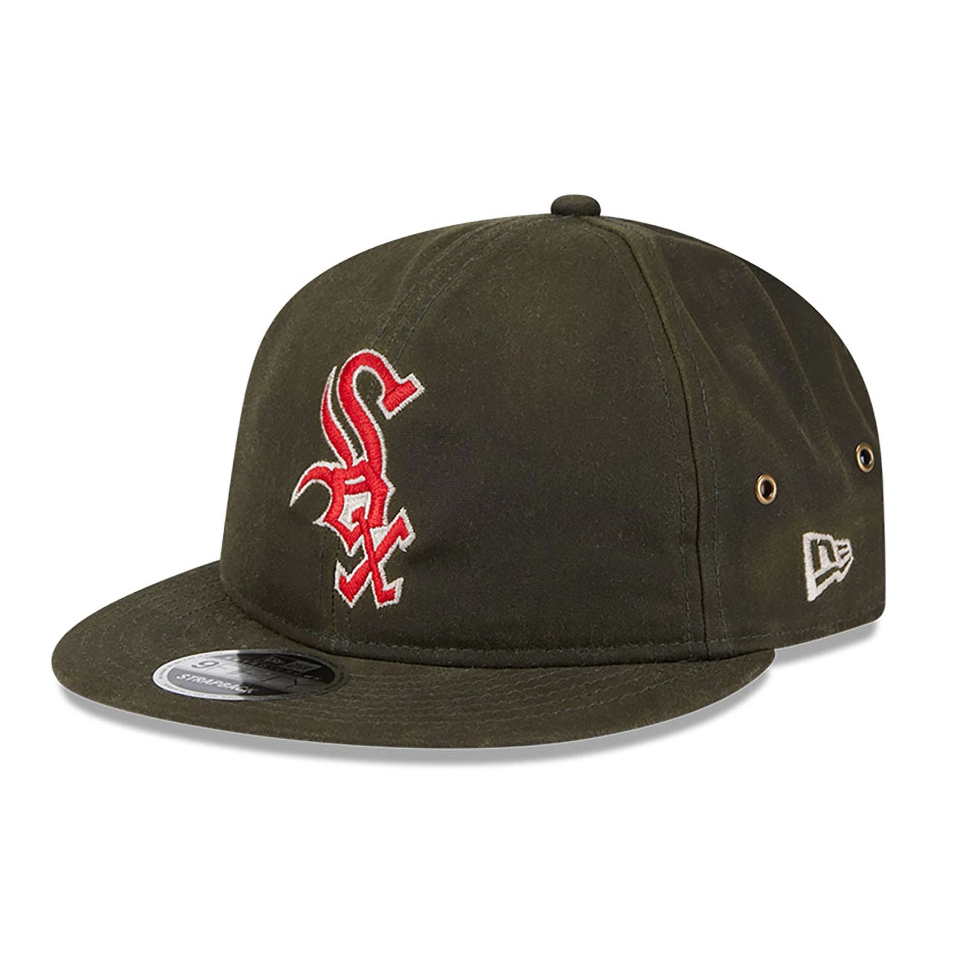 This is a Chicago White Sox Waxed Canvas Dark Green Retro Crown 9FIFTY Strapback Cap 1