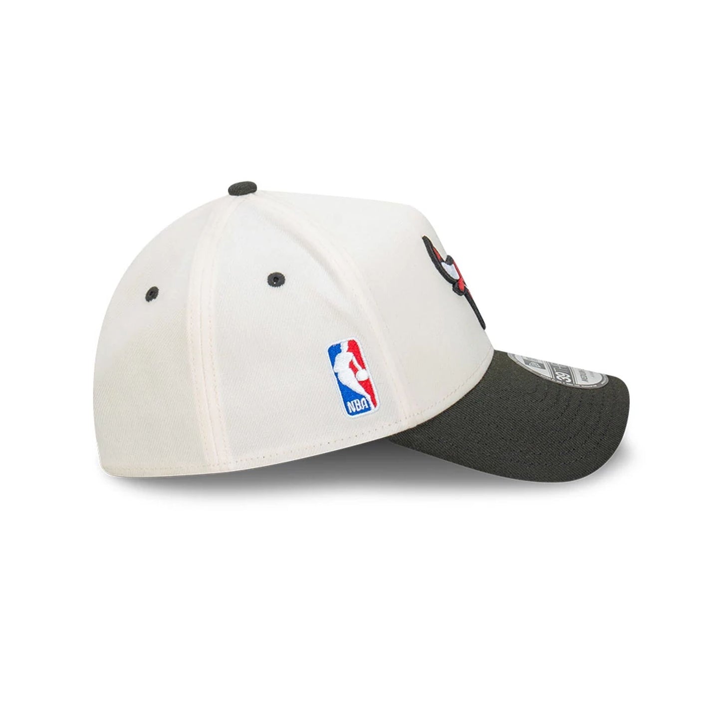 This is a Chicago Bulls Cut N Paste White 39THIRTY A-Frame Stretch Fit Cap 6